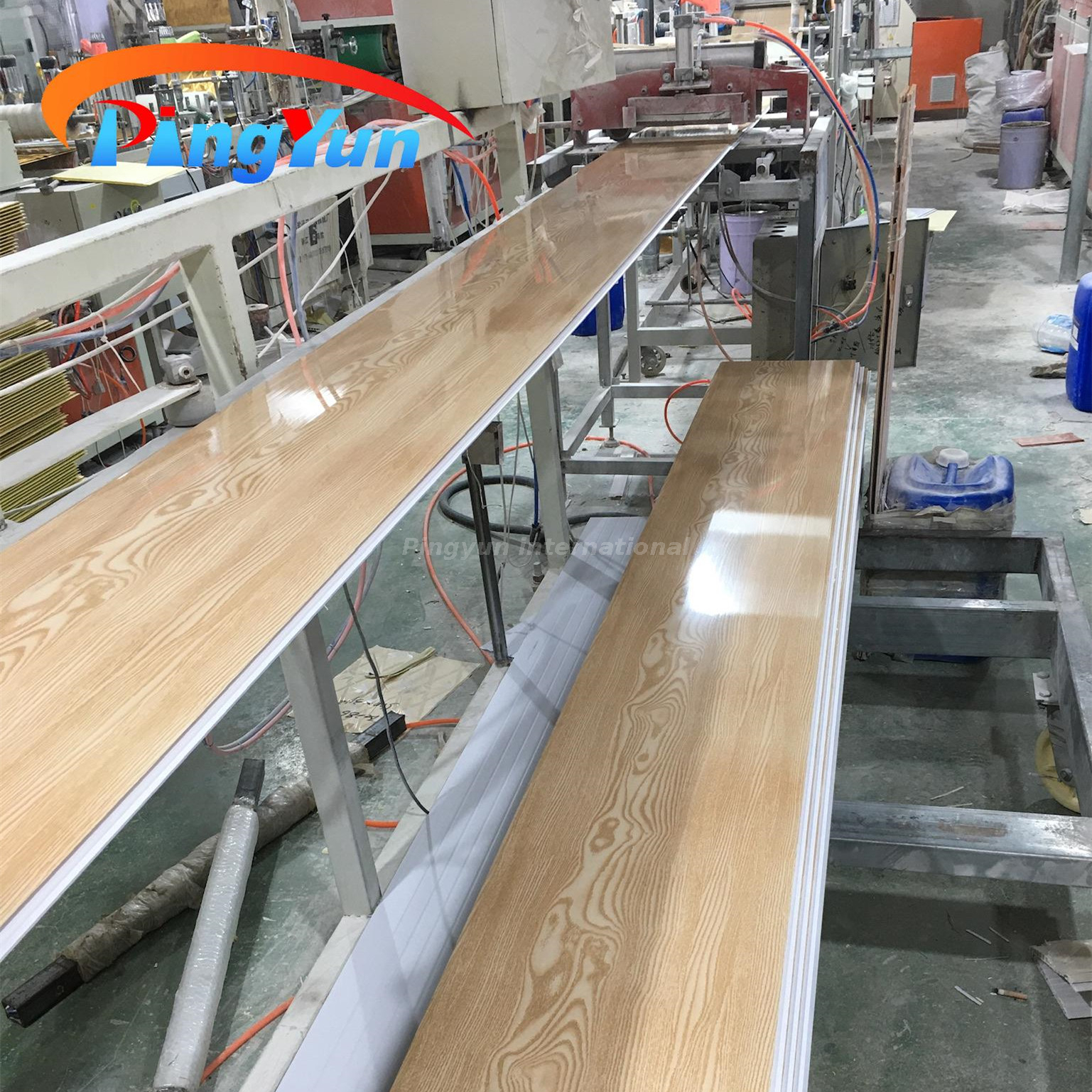 Panel de techo de PVC insonorizado con patrón de madera para baño